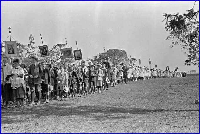 orphanage_processioncampbells_hill8oct1916b_web.jpg