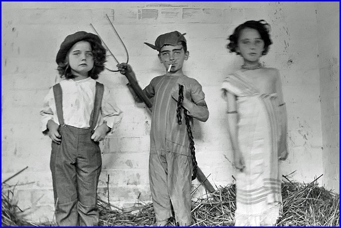 three_unknown_children_in_stable_c1917_web.jpg