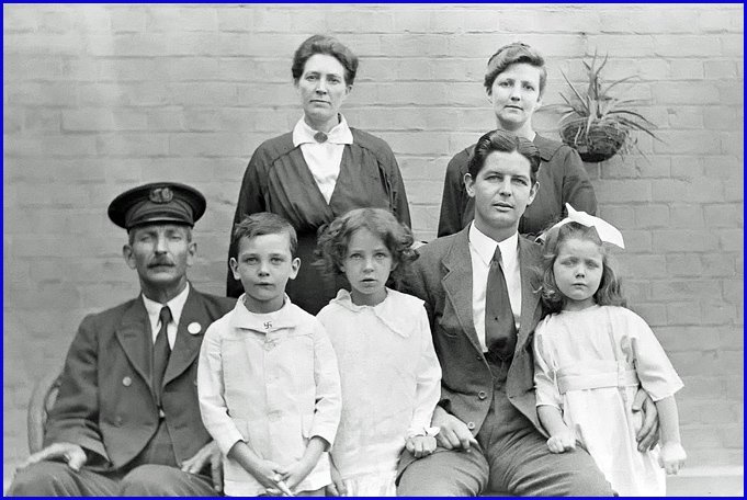 unknown_family_c1917_web.jpg